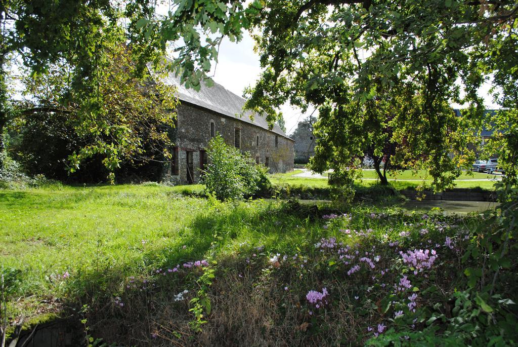 Le Manoir De La Vieille Douve Bed and Breakfast Bourg-d'Ire Eksteriør billede